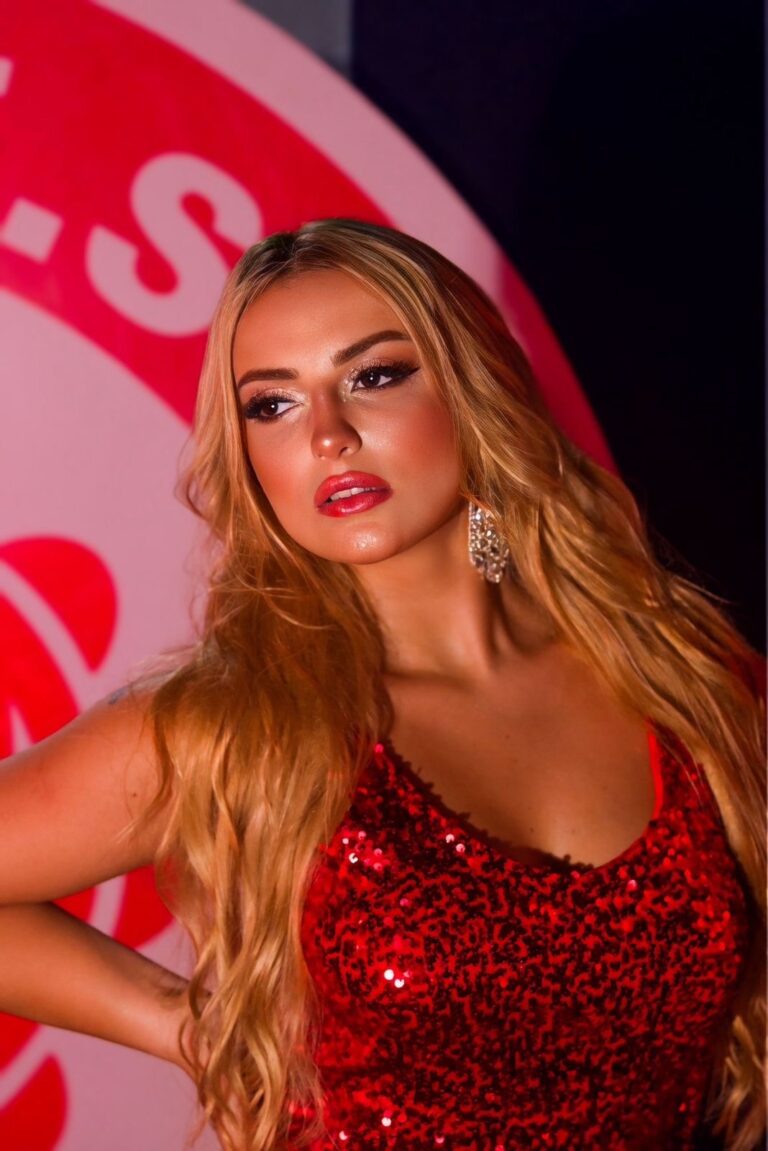 Sarah Estanislau celebra Réveillon 2026 e aniversário em festa exclusiva no rooftop do Majestic Palace Hotel, em Florianópolis