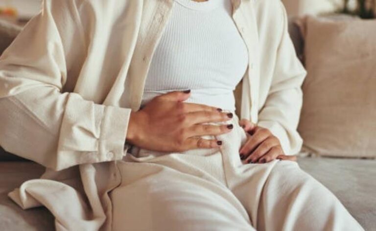 Mulheres com endometriose levam até 10 anos para receber diagnóstico: impacto vai além da saúde e afeta carreira, relacionamentos e qualidade de vida