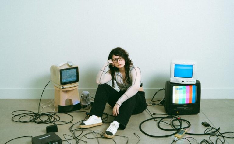 Madds Buckley lança o dramático novo single e videoclipe “Sitting Pretty”