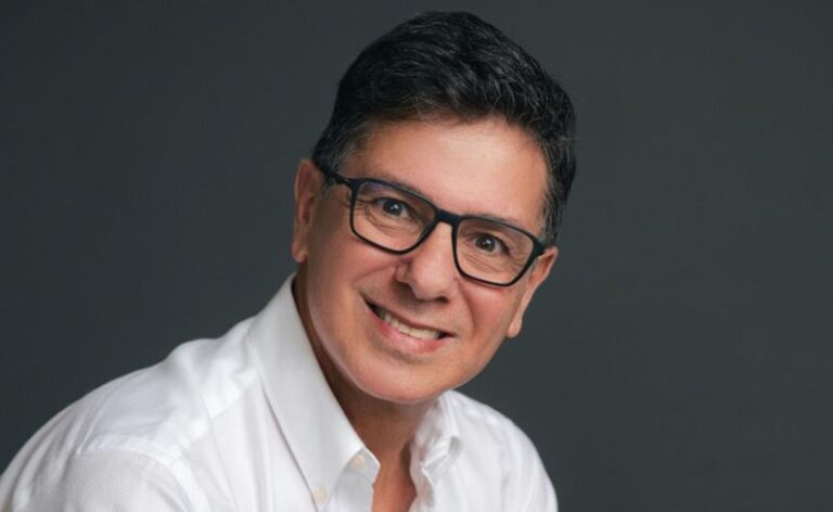 J. R. Caporal, CEO da Auto Avaliar, palestra na Suécia em evento com homenagem póstuma ao pai
