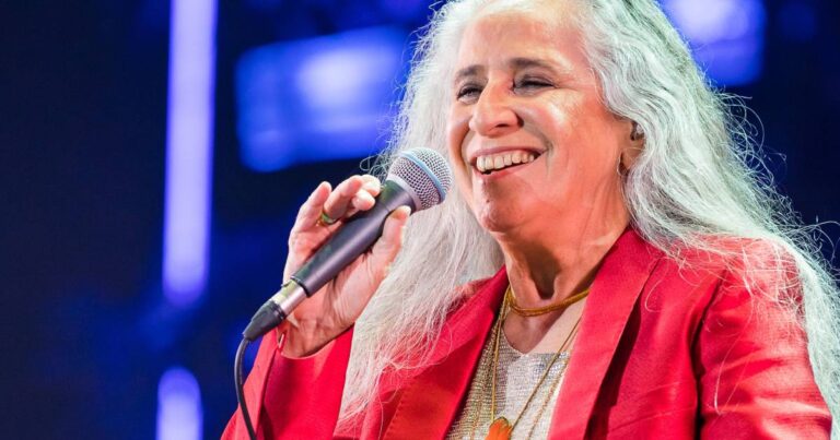 Maria Bethânia declara voto em Lula durante show em festival
